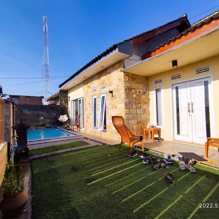 Villa Puncak Pinus And Pool Batu  Exterior foto