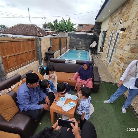 Villa Puncak Pinus And Pool Batu  Exterior foto