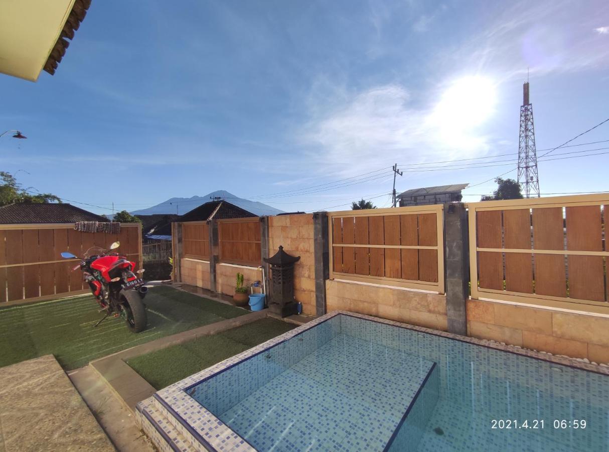 Villa Puncak Pinus And Pool Batu  Exterior foto