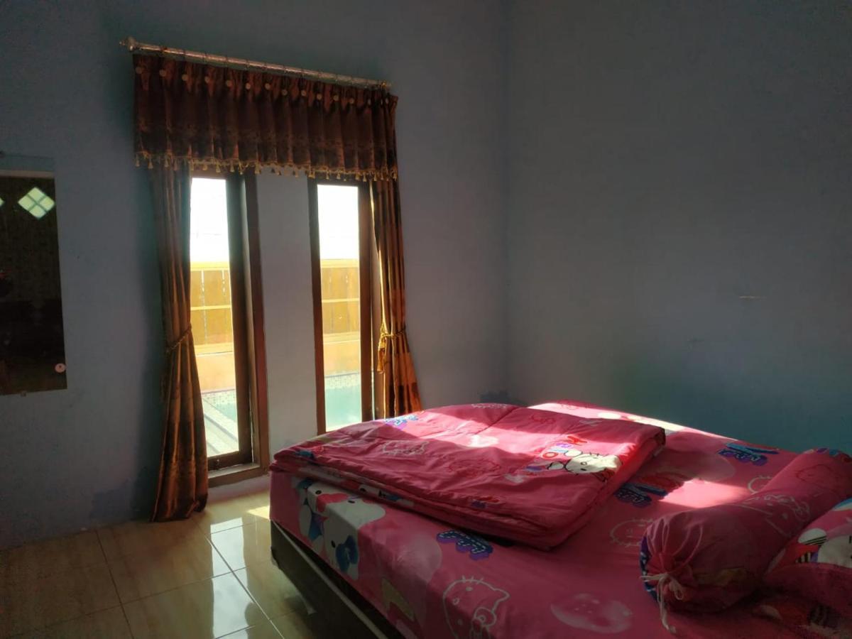 Villa Puncak Pinus And Pool Batu  Exterior foto