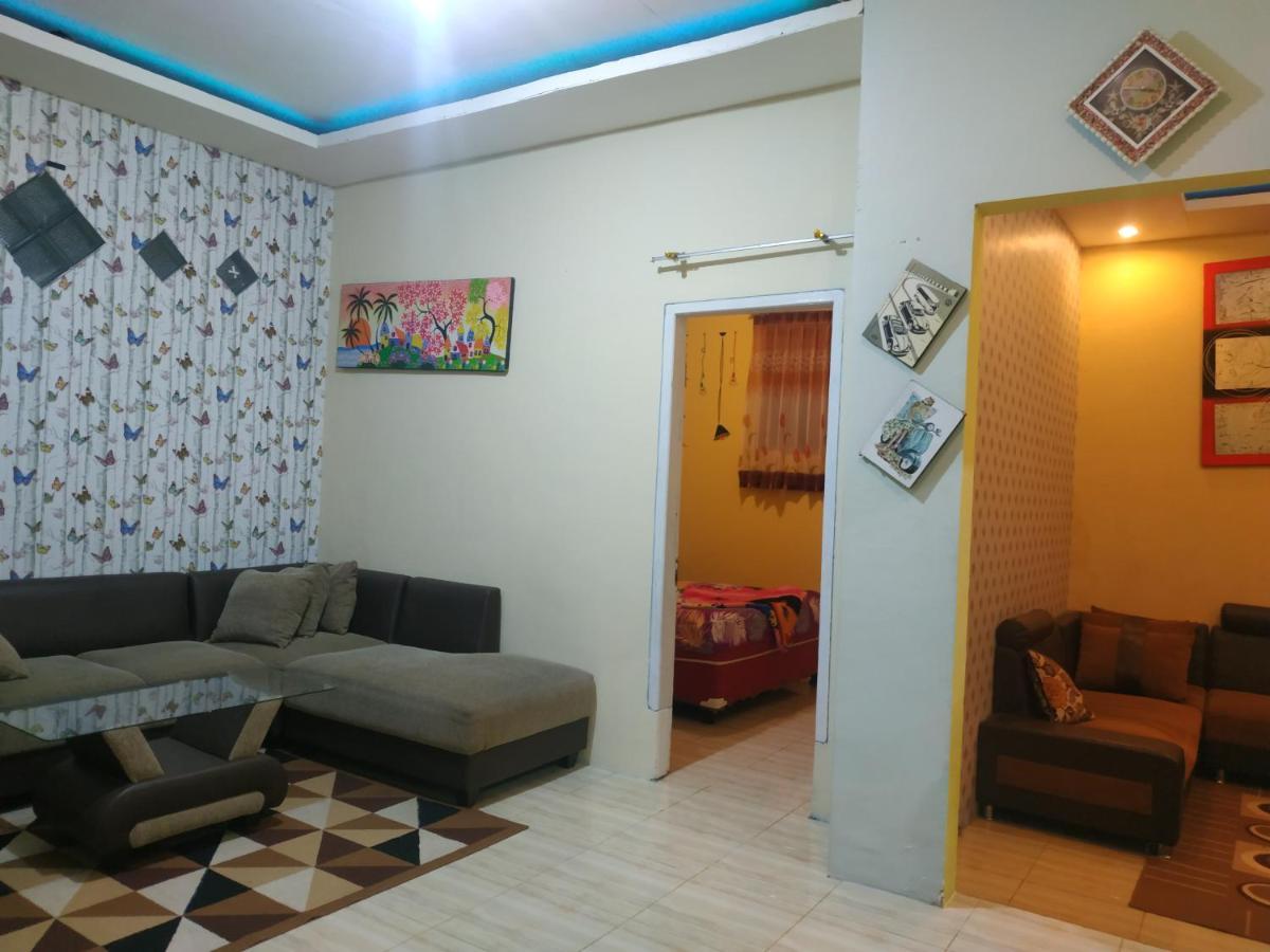 Villa Puncak Pinus And Pool Batu  Exterior foto