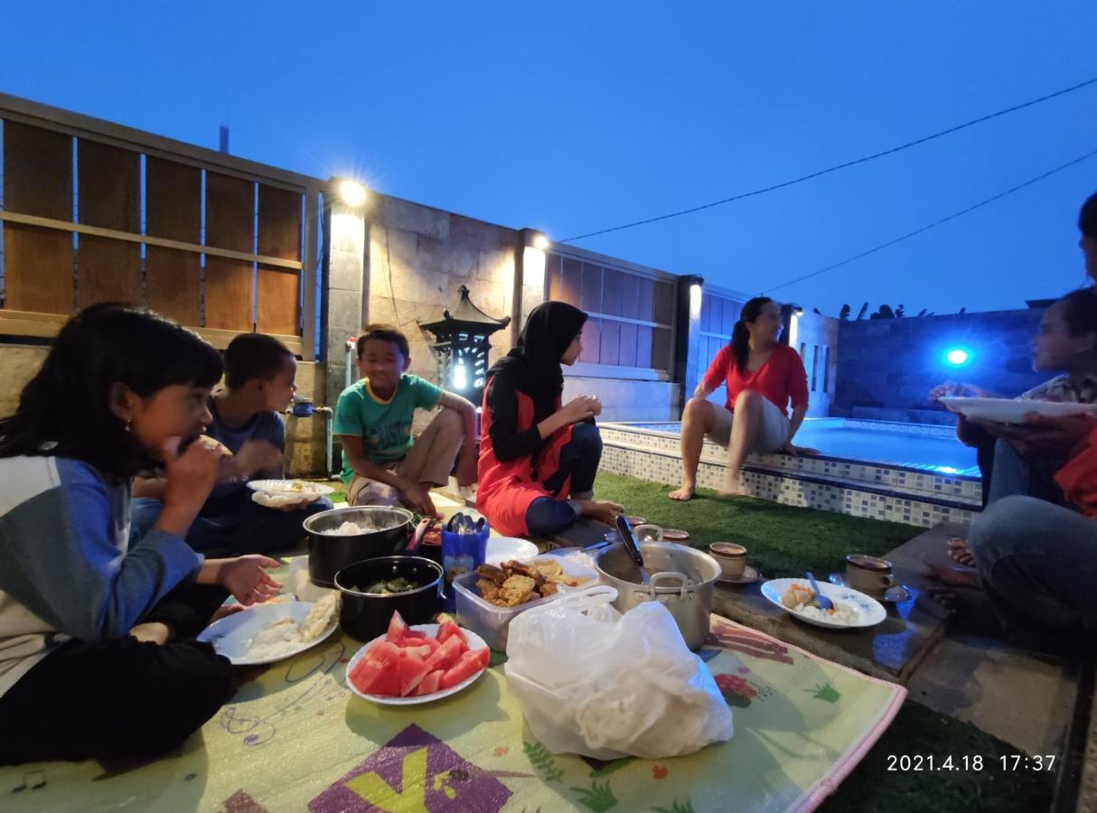 Villa Puncak Pinus And Pool Batu  Exterior foto