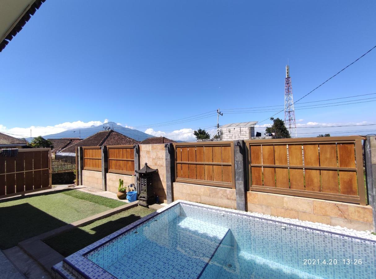 Villa Puncak Pinus And Pool Batu  Exterior foto