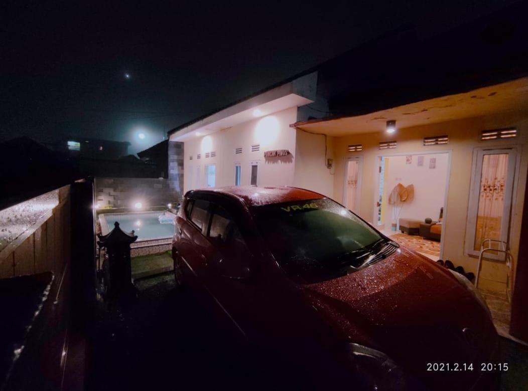 Villa Puncak Pinus And Pool Batu  Exterior foto