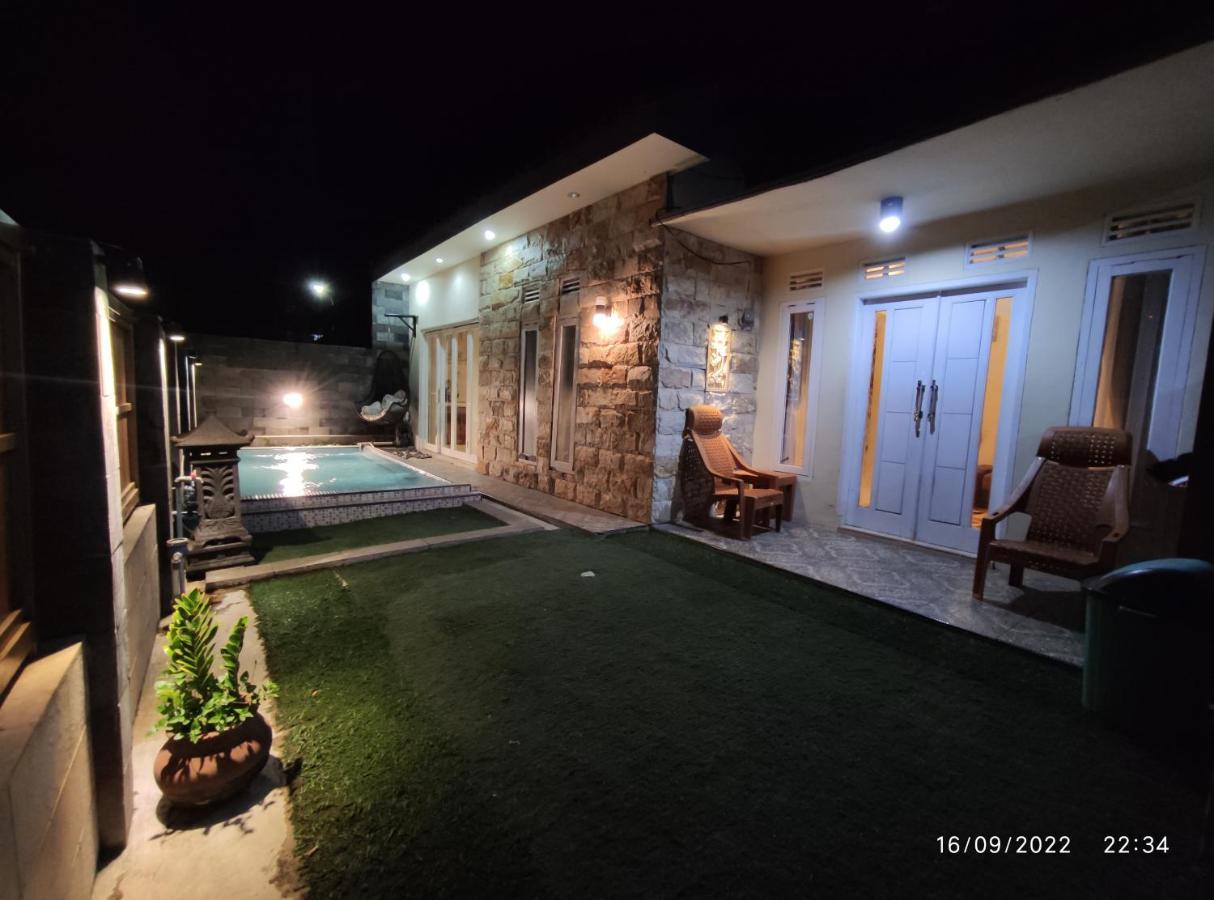 Villa Puncak Pinus And Pool Batu  Exterior foto