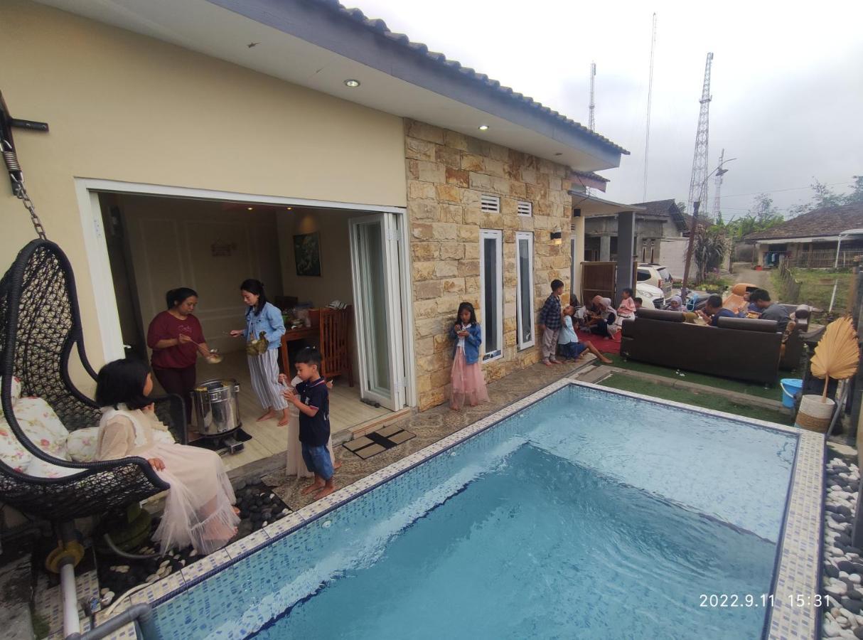 Villa Puncak Pinus And Pool Batu  Exterior foto