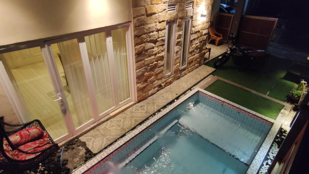 Villa Puncak Pinus And Pool Batu  Exterior foto
