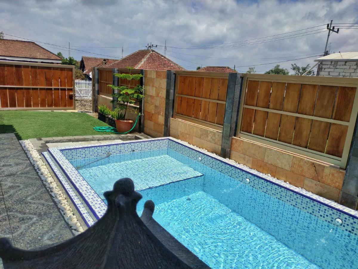 Villa Puncak Pinus And Pool Batu  Exterior foto