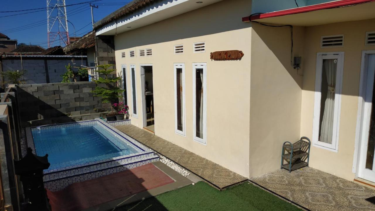 Villa Puncak Pinus And Pool Batu  Exterior foto